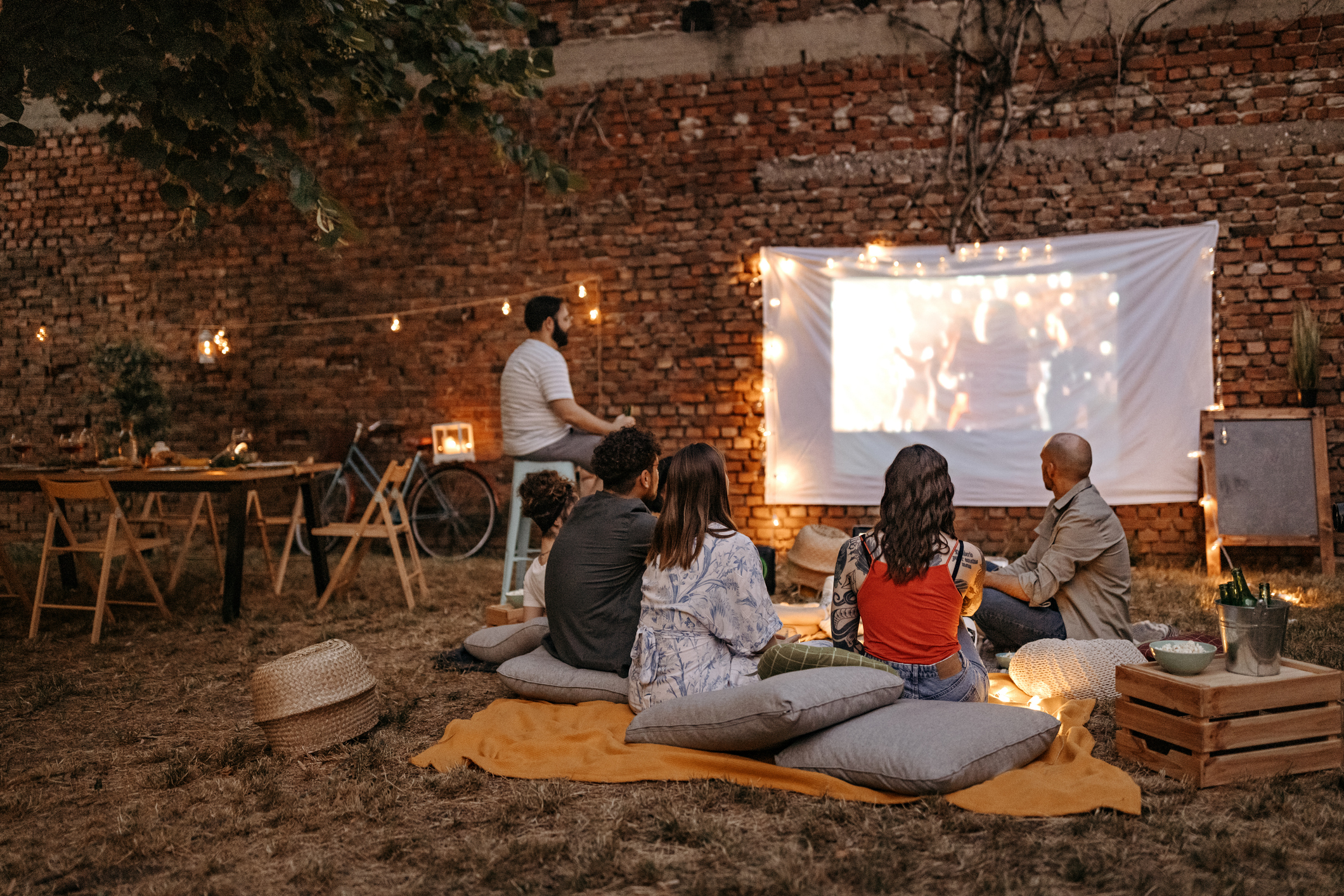 Projectors vs TVs: Which is the Best for Your Home Entertainment?